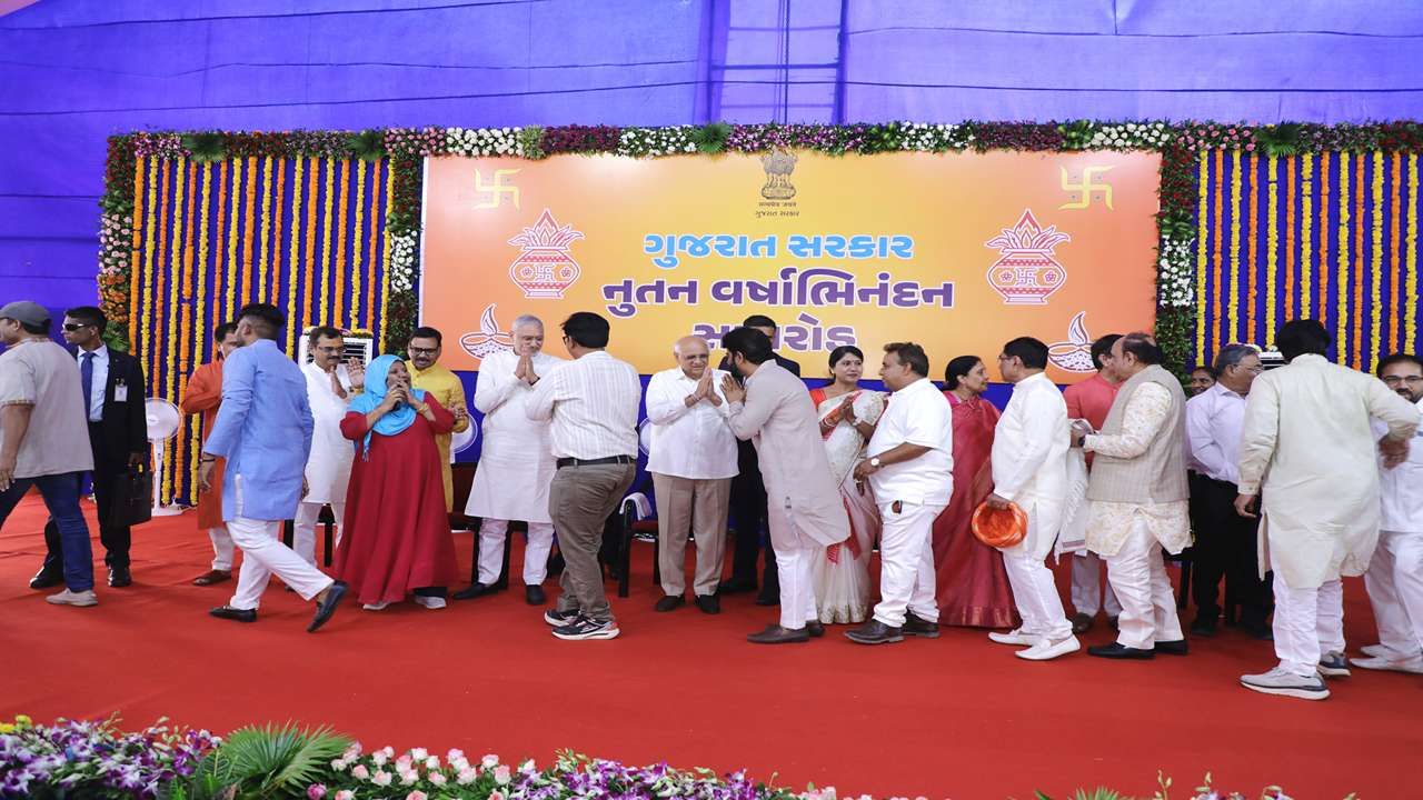 આ અવસરે ભાજપના પ્રદેશ અધ્યક્ષ જગદીશ પંચાલ, અમદાવાદ પશ્ચિમના સાંસદ દિનેશ મકવાણા, રાજ્યકક્ષાના શહેરી વિકાસ અને શહેરી ગૃહ નિર્માણ મંત્રી દર્શનાબેન વાઘેલા, અમદાવાનાં મેયર પ્રતિભા જૈન, ધારાસભ્યો ઉપસ્થિત રહ્યાં હતા.