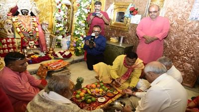 મુખ્ય પ્રધાન ભૂપેન્દ્ર પટેલે વર્ષોની પરંપરાને જાળવી રાખીને નવા વર્ષે અમદાવાદની નગરદેવી ગણાતા ભદ્રકાળી માતાના મંદિરે પ્રાર્થના અર્ચના કરી હતી.