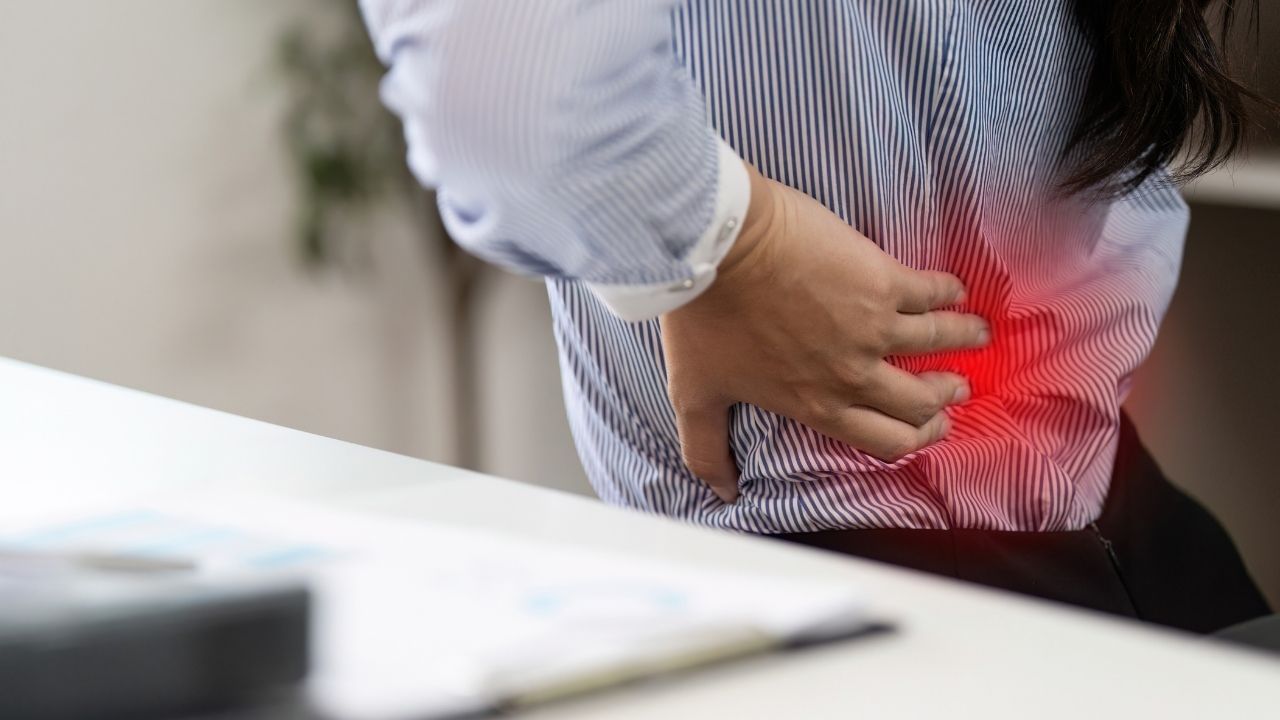 ઓસ્ટિઓઆર્થરાઈટિસ અથવા સંધિવા જેવા ક્રોનિક સાંધાના રોગો, પીઠનો દુખાવો પેદા કરી શકે છે. આ દુખાવો ખાસ કરીને સવારે અથવા લાંબા સમય સુધી બેસ્યા પછી વધુ ખરાબ થાય છે.