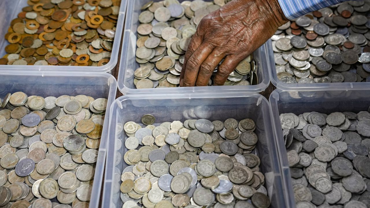 દરેક વ્યક્તિના પોકેટમાં 1,2,5 અને 10 રુપિયાના સિક્કા હોય જ છે. તમને જણાવી દઈએ કે, 1950માં ભારતમાં એક રુપિયાનો પહેલો સિક્કો જાહેર કરવામાં આવ્યો હતો. 