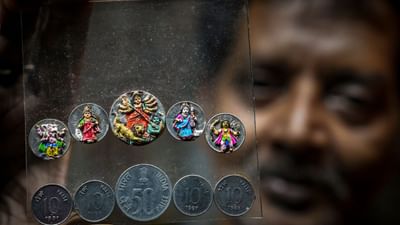 દુનિયાભરના અલગ-અલગ સ્થળોએ અનેક પ્રકારના સિક્કા ચલણમાં છે. વેટ અને વેલ્યુના  આધારે અલગ પાડવામાં આવે છે. આકારની દ્રષ્ટિએ, શરૂઆતના દાયકાઓમાં ચોરસ, લંબચોરસ અને મધ્ય-છિદ્ર સિક્કા ચલણમાં હતા. ધીમે ધીમે, ચોરસ, લંબચોરસ અને વિવિધ ડિઝાઇનવાળા સિક્કા ચલણમાંથી અદૃશ્ય થવા લાગ્યા હતા.