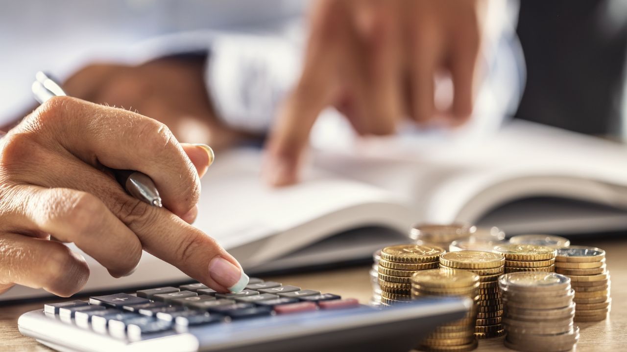 CRISIL અથવા ICRA રેટિંગ તપાસો અને AAA અથવા AA+ રેટિંગવાળી એફડી પસંદ કરો. ઉપરાંત, લોક-ઇન પિરિયડ ધ્યાનમાં રાખો. ન્યૂનતમ લોક-ઇન પિરિયડ 6 મહિનાનો છે.