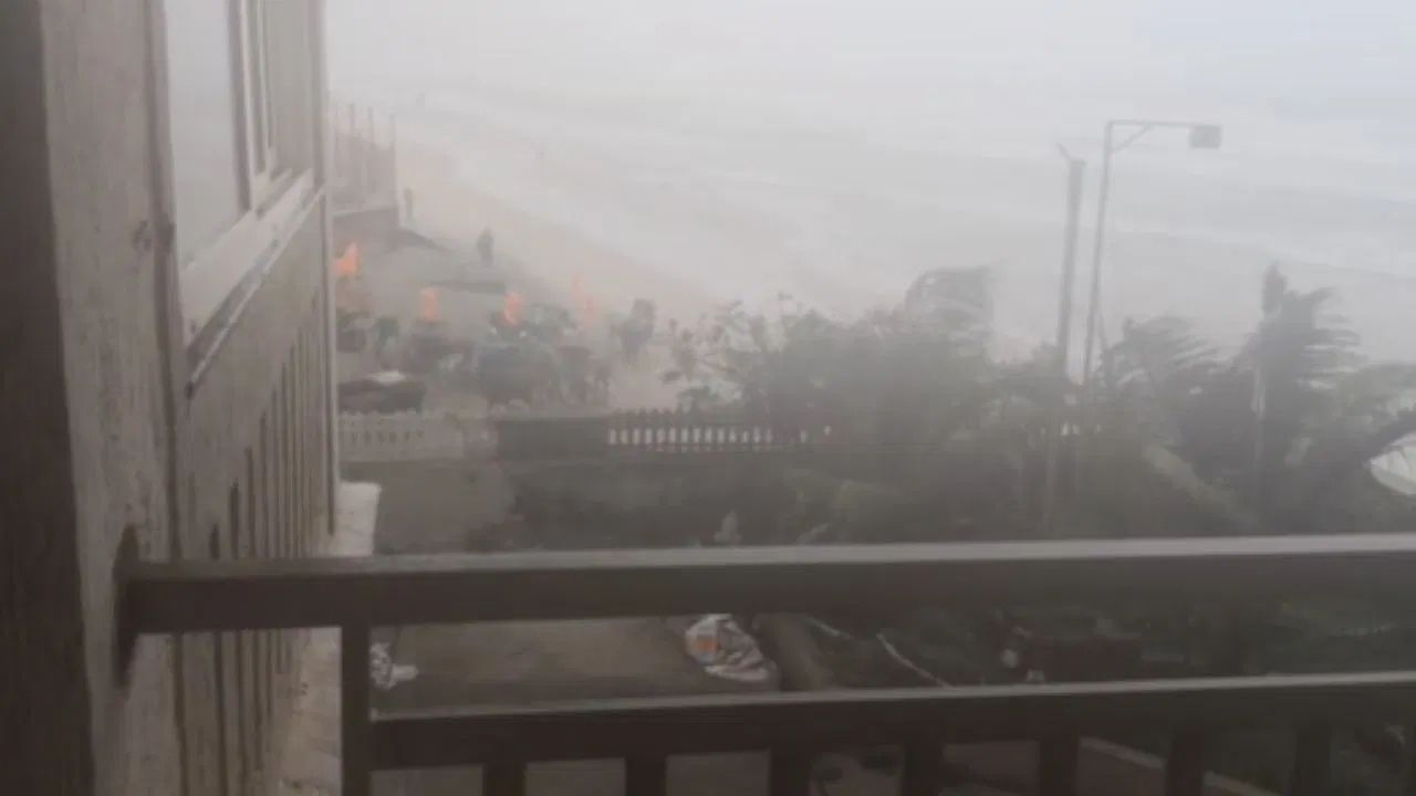 Cyclone Methi Brings Heavy Rain to Maharashtra Konkan, Ganpatipule Face Storm (2)