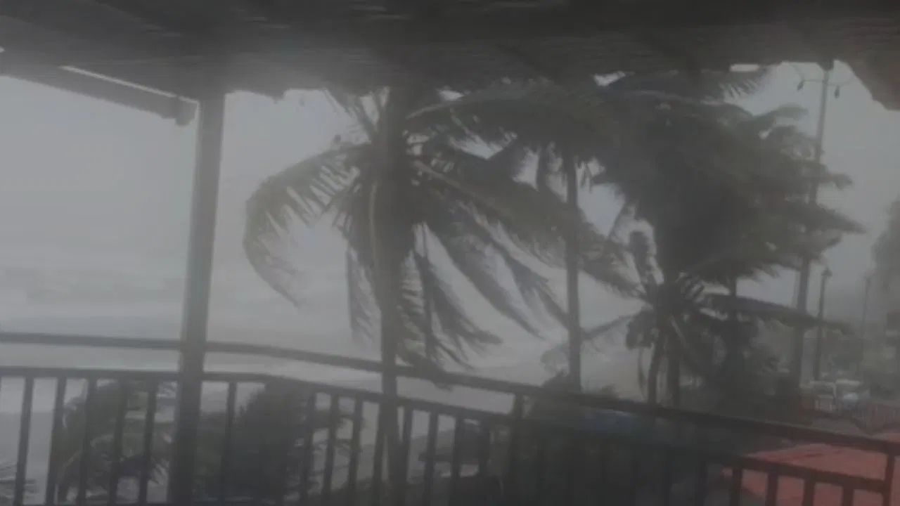 Cyclone Methi Brings Heavy Rain to Maharashtra Konkan, Ganpatipule Face Storm (4)