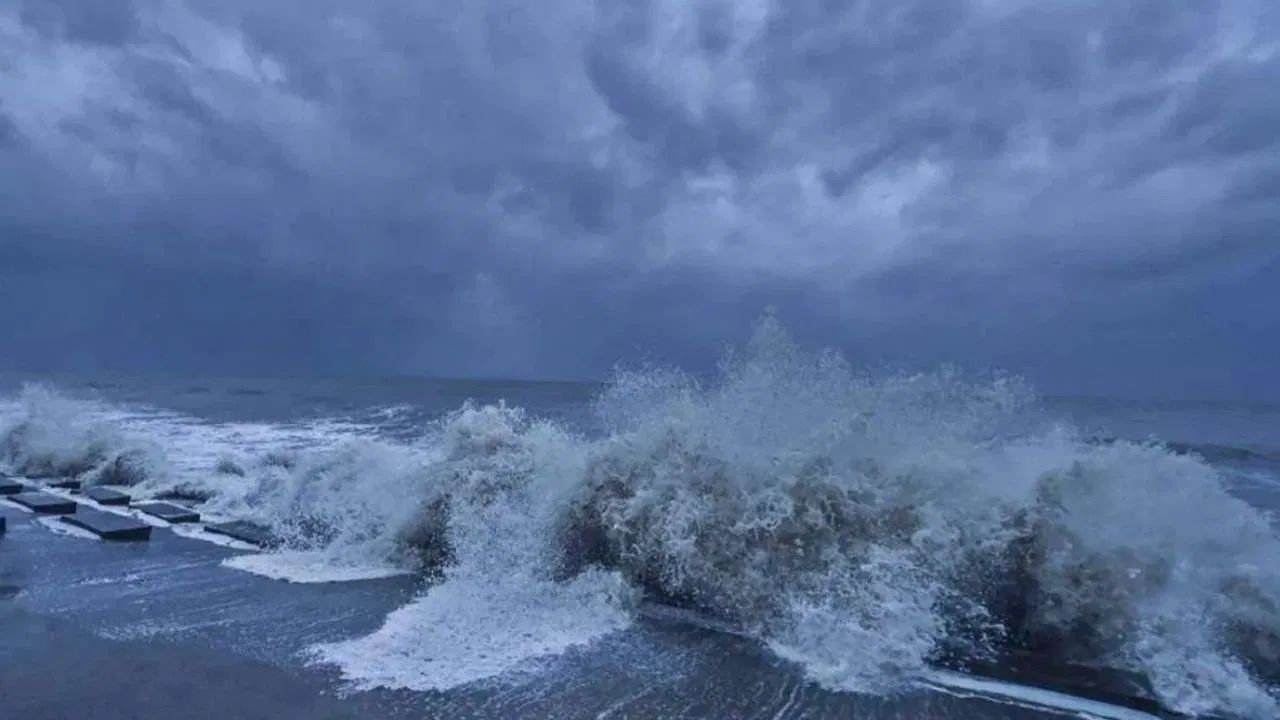 Cyclone Methi Brings Heavy Rain to Maharashtra Konkan, Ganpatipule Face Storm (6)