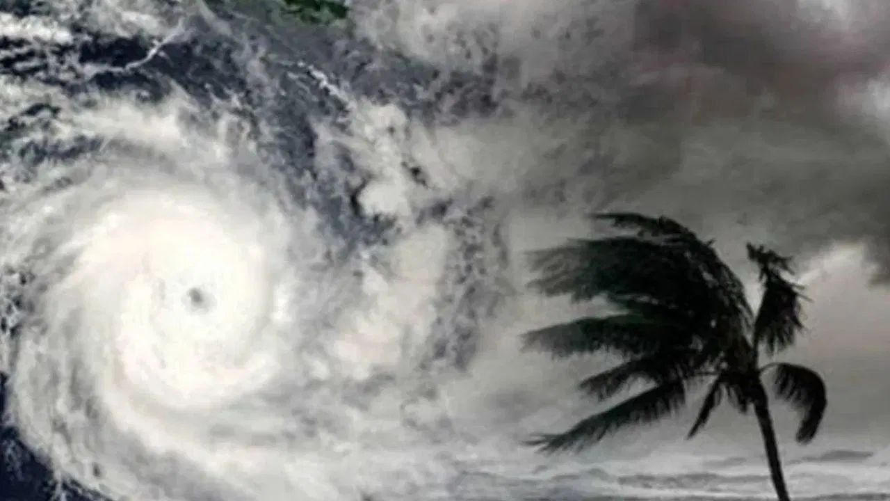 Cyclone Methi Brings Heavy Rain to Maharashtra Konkan, Ganpatipule Face Storm (7)