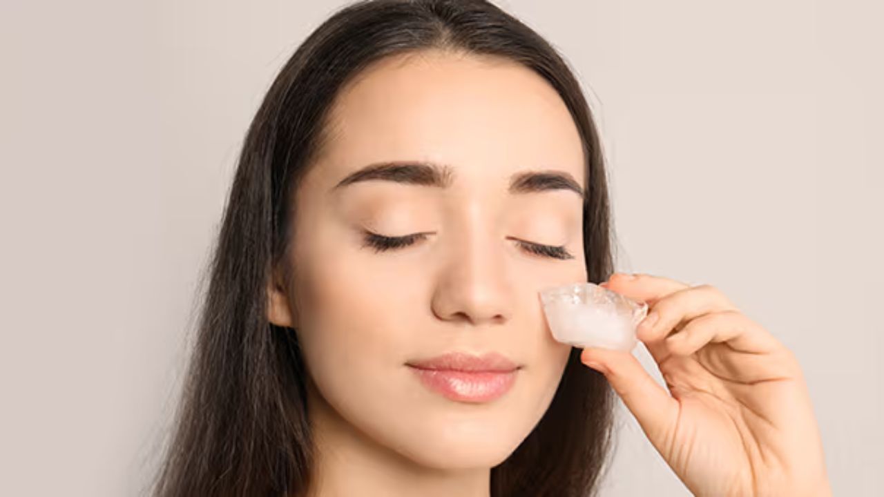 આમળાનો રસ આઈસ ક્યુબ્સ: વિટામિન સીથી ભરપૂર, આમળાને ત્વચા અને વાળ બંને માટે વરદાન માનવામાં આવે છે. તેને ખાવું ફાયદાકારક છે અને તેને ત્વચા પર લગાવવાથી પણ ફાયદાકારક છે. આમળાના આઈસ ક્યુબ્સ તમારી ત્વચાને માત્ર ચમકદાર જ નહીં, પણ તેને સ્વચ્છ પણ બનાવશે અને યુવાની જાળવવામાં પણ મદદ કરશે.