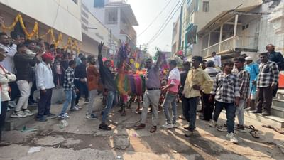 Dahod : દાહોદના ગરબાડામાં નવા વર્ષે ઉજવવાની અનોખી પરંપરા, પુરુષો પરથી દોડાવાય છે ગાયો, જુઓ Video