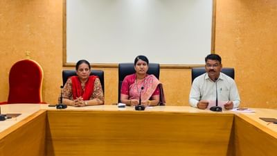 3 મહિલાઓને આ મંત્રી મંડળમાં સ્થાન મળ્યું છે, આ ત્રણ મહિલાઓના નામ મનીષા વકીલ, રીવાબા જાડેજા, અને દર્શના વાઘેલાને સ્થાન મળ્યું છે. ત્યારે ચાલો જાણીએ દર્શના વાધેલાના પરિવાર અને રાજકીય કારકિર્દી વિશે.