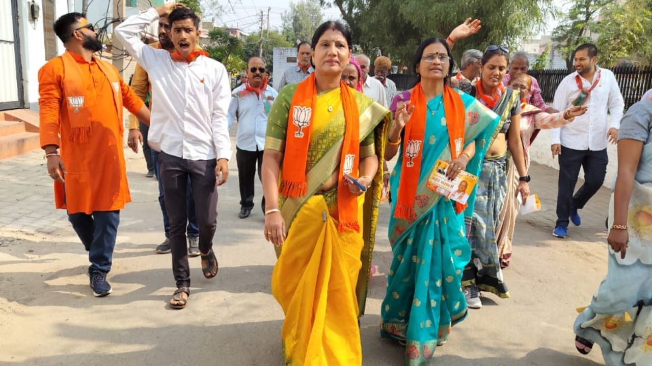 અસારવાના ધારાસભ્ય દર્શનાબેન વાધેલાને ગુજરાતના નવા મંત્રી મંડળમાં સ્થાન મળ્યું છે. ત્યારે એક પ્રિન્સિપાલથી લઈ  ડેપ્યુટી મેયર અને મંત્રીમંડળમાં સ્થાન મેળવનાર દર્શના બહેન વાધેલા વિશે વિધુ માહિતી જાણીએ.