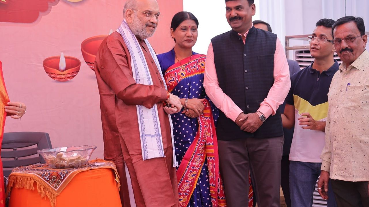  આપણે દર્શના બહેન વાધેલાના એજ્યુકેશનની જો વાત કરીએ તો એફિડેવિટ પ્રમાણે 1988માં તેમણે એસએસસીનો અભ્યાસ પૂર્ણ કર્યો છે. જ્યારે 1990માં એચએચસીનો અભ્યાસ પૂર્ણ કર્યો છે. વુમન્સ યુનિવર્સિટી મુંબઈમાંથી વર્ષ 1997માં બી.કોમનો અભ્યાસ પૂર્ણ કર્યો છે.