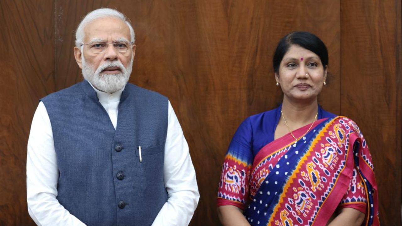 દર્શના વાઘેલા ગુજરાતના અમદાવાદ શહેરના અસારવાના છે. તેમણે મુકેશભાઈ વાઘેલા સાથે લગ્ન કર્યા, જે એક સરકારી કર્મચારી રહી ચૂક્યા છે. તેમના દીકરાનું નિધન થઈ ચૂક્યું છે. એક દીકરીની માતા છે.