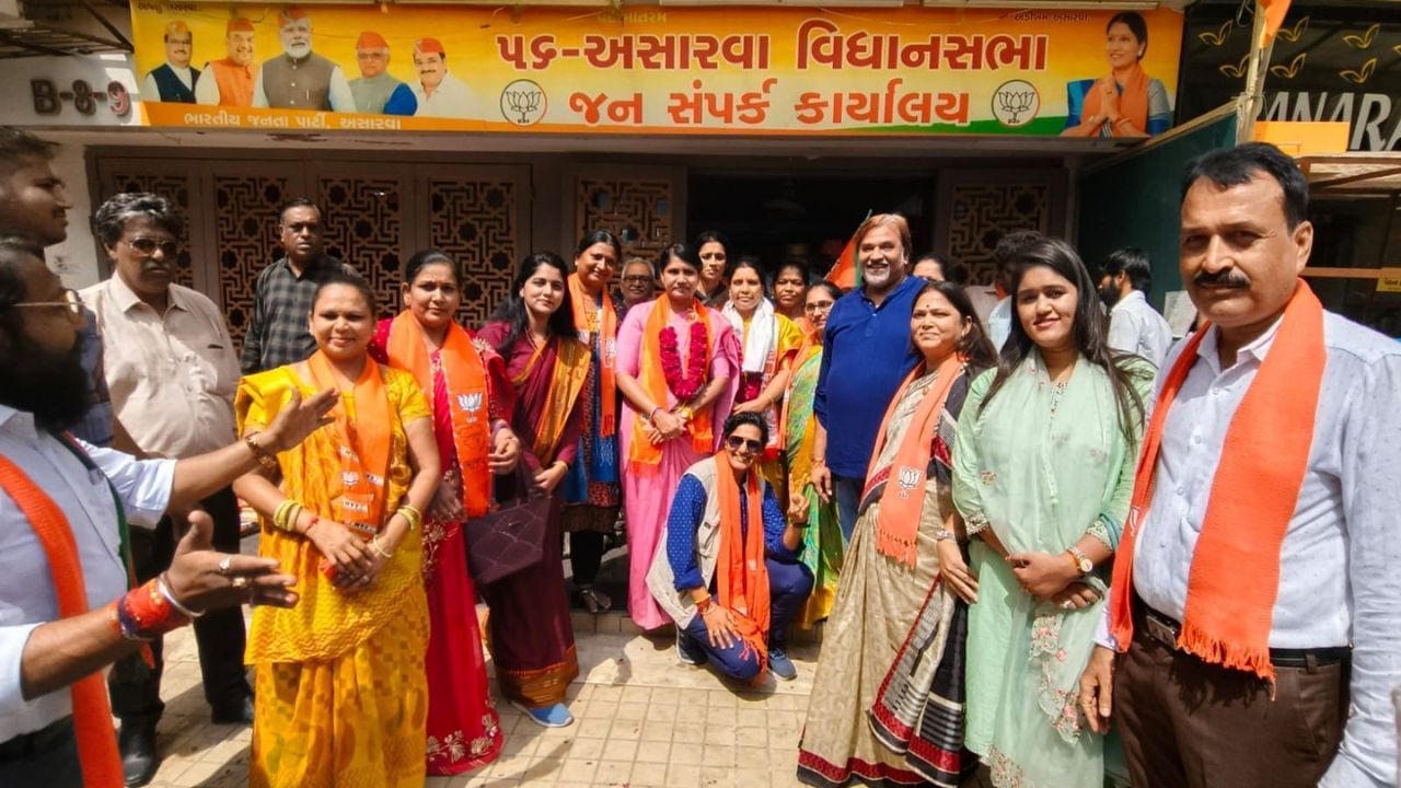 દર્શના વાઘેલાએ 1997માં મુલુંડની મહિલા કોલેજમાંથી બીકોમ પૂર્ણ કર્યું. તેમણે અમદાવાદ મ્યુનિસિપલ કોર્પોરેશનના ડેપ્યુટી મેયર તરીકે બે એક વર્ષના કાર્યકાળ માટે સેવા આપી હતી. ઓક્ટોબર 2010માં તેઓ ફરીથી ચૂંટાયા હતા.