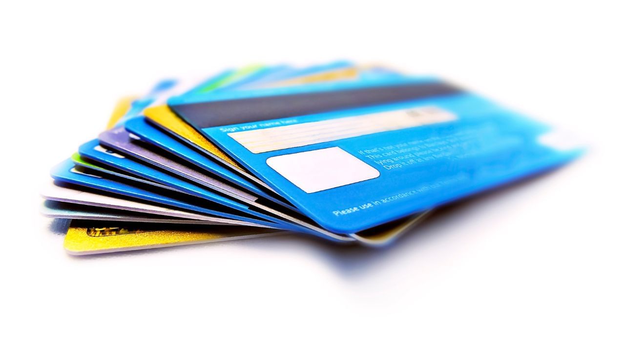 ઉદાહરણ તરીકે, જો તમે 6-મહિનાના EMI પર ₹60,000 ની કિંમતનો મોબાઇલ ફોન ખરીદો છો, તો તમારે દર મહિને લગભગ ₹10,000 ચૂકવવા પડશે. વધુમાં, તમારે નાનું વ્યાજ અને પ્રોસેસિંગ ચાર્જ પણ ચૂકવવો પડશે.