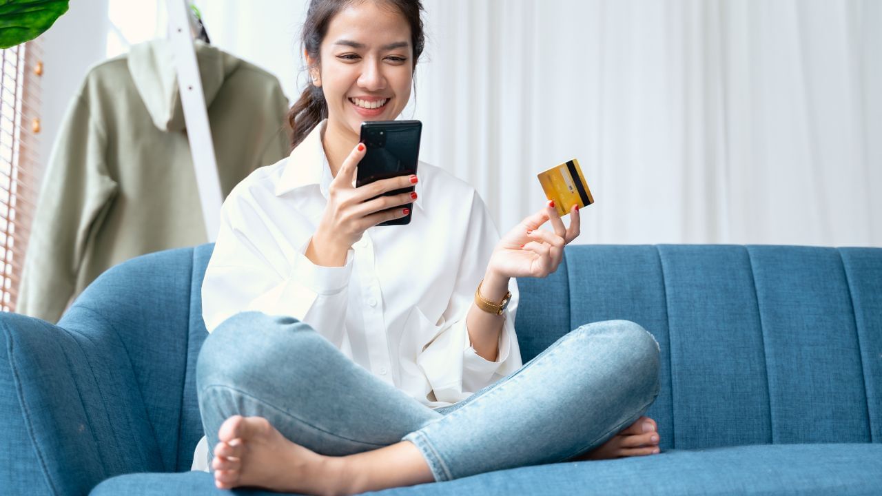 બેંકો તમારા ડેબિટ કાર્ડની EMI માહિતી ક્રેડિટ બ્યુરો (જેમ કે CIBIL) ને મોકલે છે. આનો અર્થ એ છે કે તે લોન ટ્રાન્ઝેક્શન તરીકે રેકોર્ડ થાય છે.