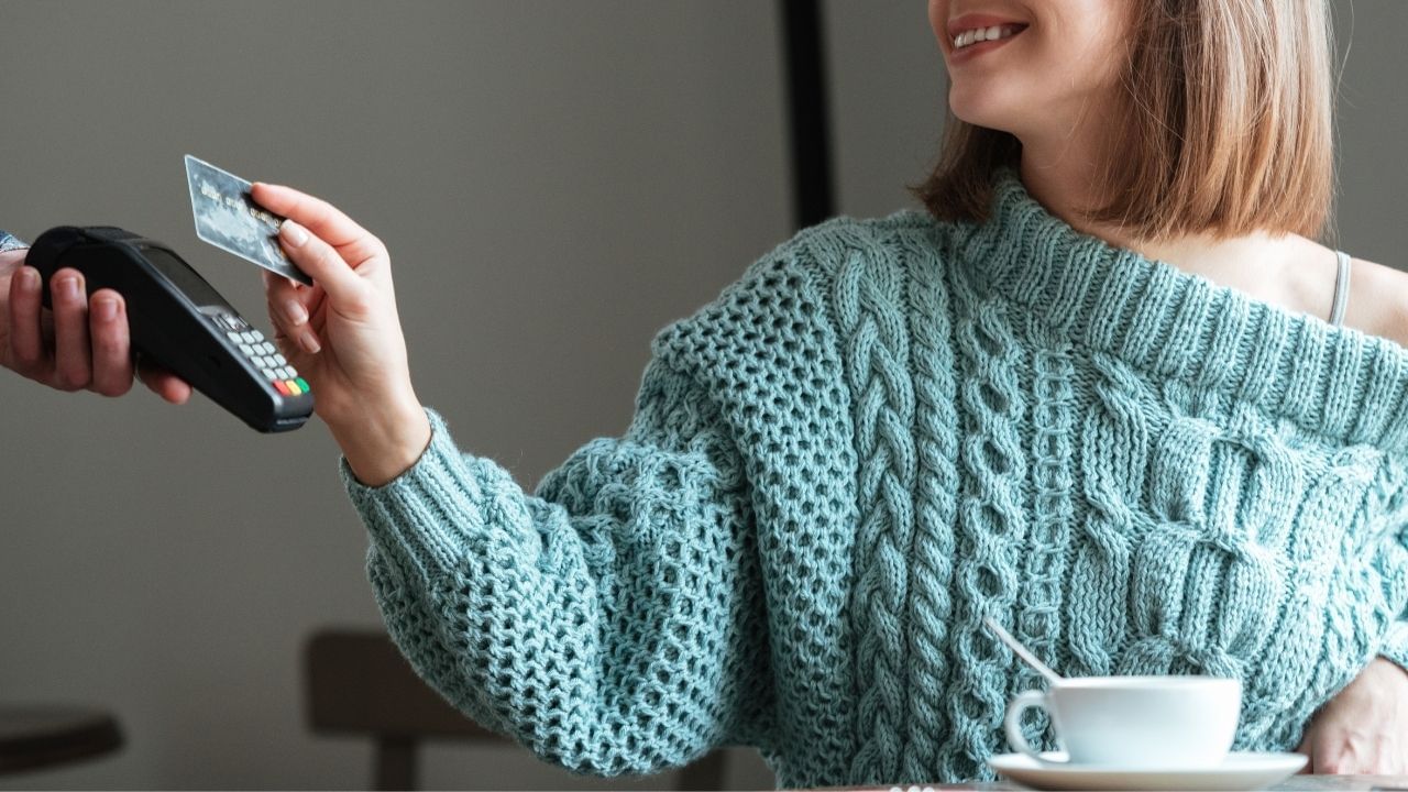 સમયસર તમારા EMI ચૂકવવા ફાયદાકારક છે. તમારો ક્રેડિટ સ્કોર વધી શકે છે. જોકે, હપ્તા ચૂકી જવાથી અથવા સમયસર ચુકવણી કરવામાં નિષ્ફળ જવાથી તમારા સ્કોરને નુકસાન થઈ શકે છે.