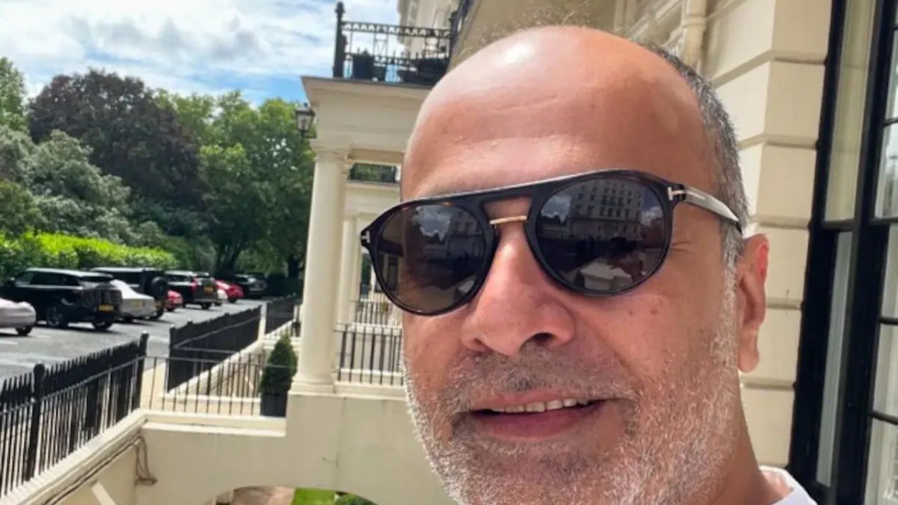 દીપક પરવાનીને પાકિસ્તાનનો સૌથી ધનિક હિન્દુ માનવામાં આવે છે. તેનો જન્મ 1974 માં મીરપુર ખાસમાં એક સિંધી પરિવારમાં થયો હતો. દીપક પરવાનીને વિશ્વના શ્રેષ્ઠ ફેશન ડિઝાઇનરોમાંના એક ગણવામાં આવે છે અને તે એક અભિનેતા પણ છે.