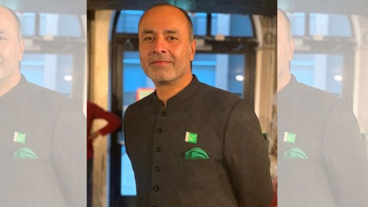 તેમની કારકિર્દી વિશે વાત કરીએ તો, દીપકે 1996 માં ફેશન ડિઝાઇનર તરીકે પોતાની કારકિર્દીની શરૂઆત કરી હતી. તેમને પાકિસ્તાન અને વિશ્વભરમાં અનેક પુરસ્કારોથી સન્માનિત કરવામાં આવ્યા છે. તેઓ વિશ્વના સૌથી મોટા કુર્તા બનાવવાનો વિશ્વ રેકોર્ડ ધરાવે છે. દીપક પરવાનીએ ઘણી વિદેશી હસ્તીઓ સાથે પણ કામ કર્યું છે. તેમણે ભારતીય ગીતકાર જાવેદ અખ્તર અને તેમની પત્ની શબાના આઝમી સાથે પણ કામ કર્યું છે. દીપક પરવાનીએ તેમના ફેશન દ્વારા વિશ્વભરમાં પાકિસ્તાની સંસ્કૃતિને પ્રોત્સાહન આપ્યું છે.