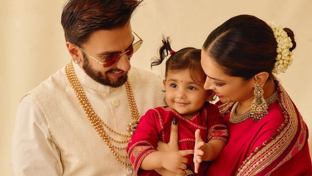 હવે ફાઈનલી દીપિકા પાદુકોણે દિવાળીના અવસર પર ફાઈનલી દીકરીનો ફોટો શેર કર્યો છે. જેમાં તે લાલ ડ્રેસ પહેરેલી જોવા મળી રહી છે.