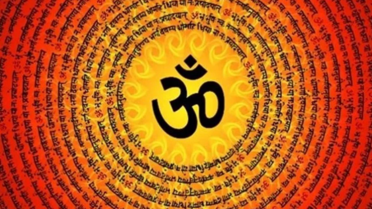 સ્વપ્નમાં મંત્રો સાંભળવા: સ્વપ્નમાં મંત્રો સાંભળવા એ આધ્યાત્મિક પ્રગતિ દર્શાવે છે. સ્વપ્નમાં ગાયત્રી મંત્ર સાંભળવો એ પણ ભગવાનનો આશીર્વાદ માનવામાં આવે છે. વધુમાં સ્વપ્નમાં ઘંટ, શંખ અને અન્ય પવિત્ર ધ્વનિ સાંભળવાને પણ શુભ માનવામાં આવે છે.