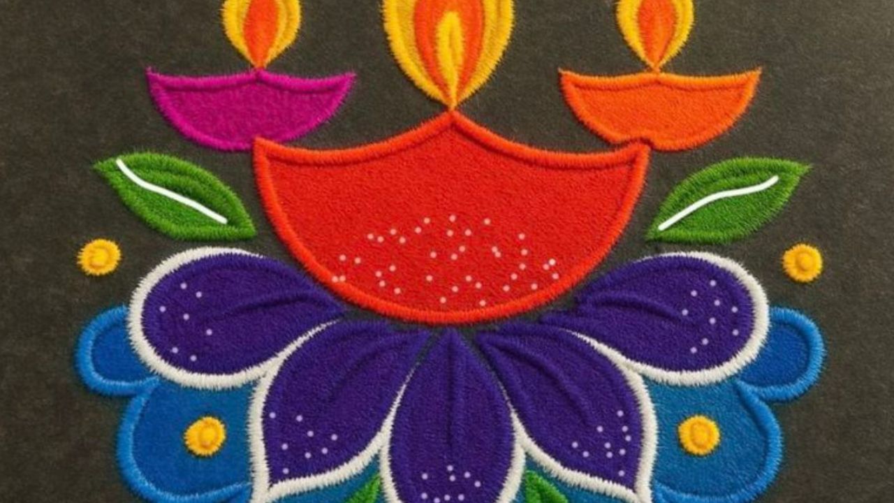 દીવો અને કમળ પેટર્ન રંગોળી: દીવો અને કમળના ફૂલોનું મિશ્રણ એક સુંદર દૃશ્ય છે. રંગીન પાવડર અથવા ફૂલની પાંખડીઓનો ઉપયોગ કરીને દીવો અને કમળના આકાર બનાવવામાં આવે છે જેથી દીવો અને કમળના ફૂલોનો આકાર બને.
