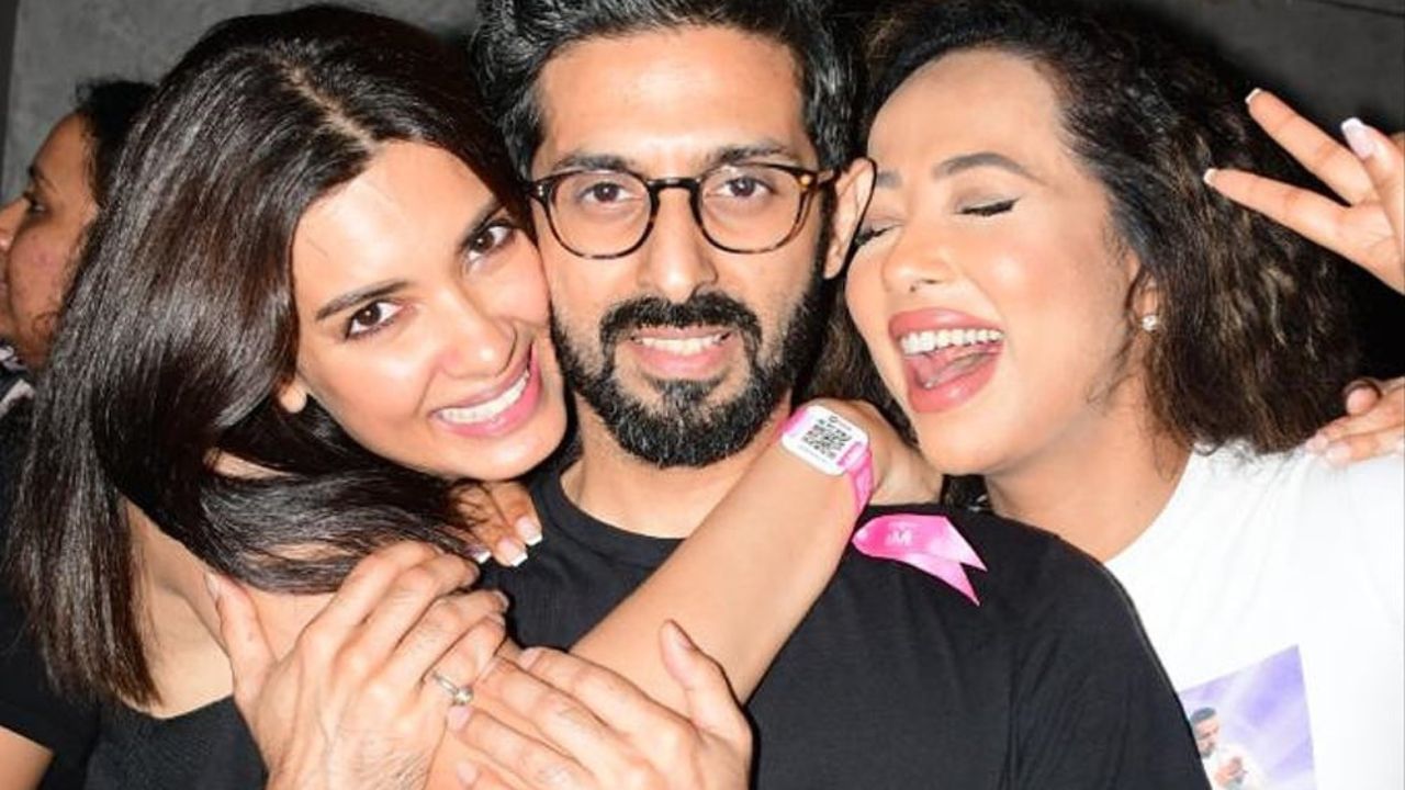 ડાયના પેન્ટીના પરિવારમાં તેના પિતા અને માતાનો સમાવેશ થાય છે, જેઓ અલગ અલગ ધર્મના તેના પિતા પારસી છે અને તેની માતા કોંકણી ખ્રિસ્તી છે. તેને કોઈ ભાઈ-બહેન નથી અને તે તેના બોયફ્રેન્ડ હર્ષ સાગર સાથે લિવ-ઇન રિલેશનશિપમાં છે.