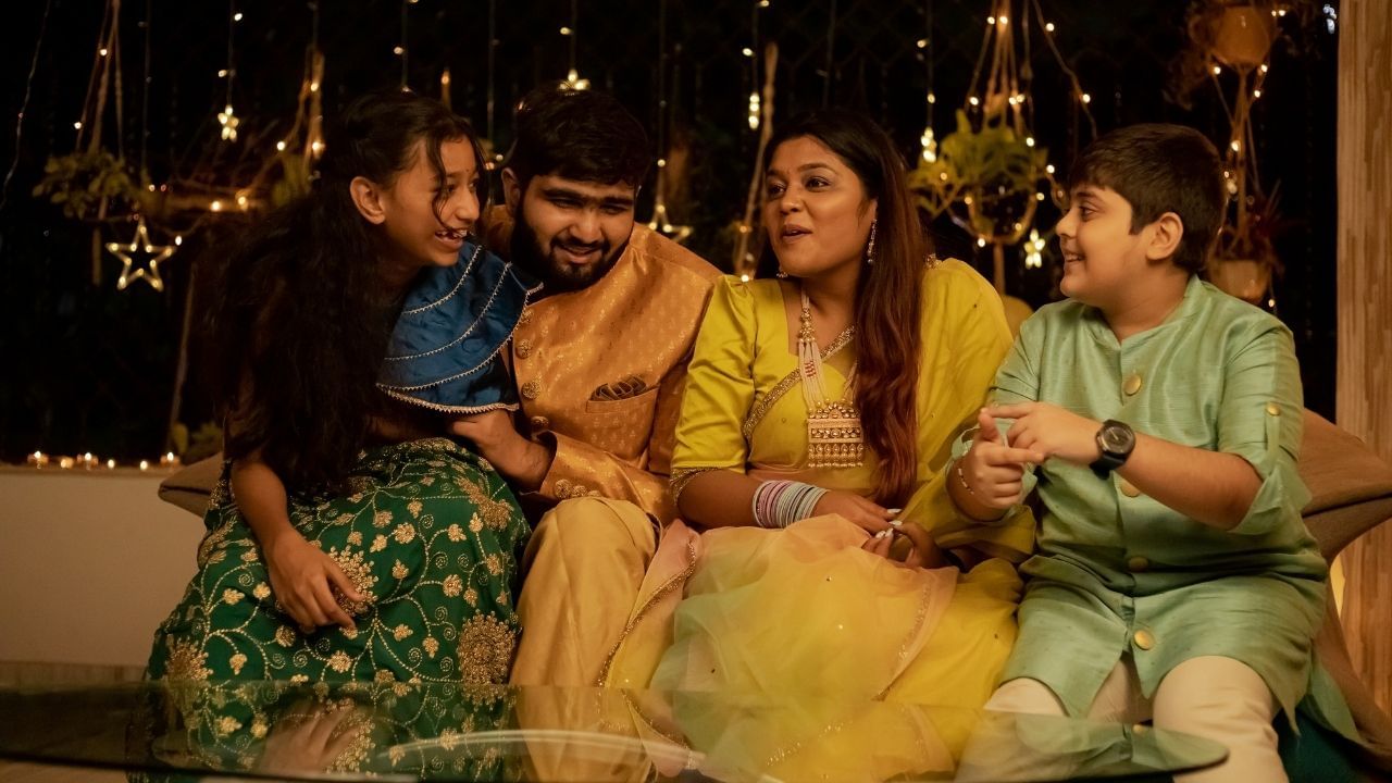 બાળકોને પડોશીઓ, સંબંધીઓ અને તેમના મોટા અને નાના ભાઈ-બહેનો માટે રંગબેરંગી દિવાળી શુભેચ્છા કાર્ડ બનાવનું કહો. દિવાળીના દિવસે, તેમને આ કાર્ડ્સ વડે બધાને દિવાળીની શુભકામનાઓ આપવા કહો. આનાથી તેમની સર્જનાત્મકતાનો વિકાસ થશે જ, પરંતુ સામાજિક વર્તનની ભાવના પણ વધશે.