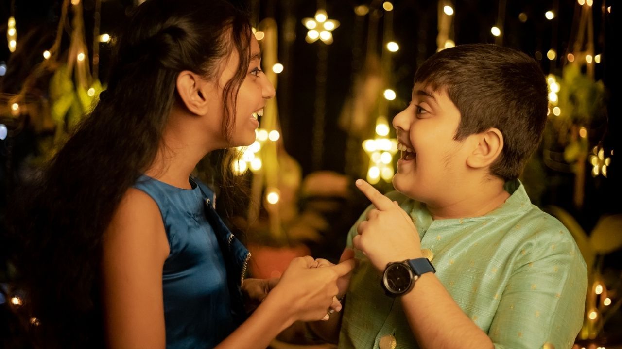 તેમજ દિવાળી પર કોઈને મિઠાઈ આપવી હોય કે પછી ગિફટ આપવાની હોય તો આમાં બાળકોને સામેલ કરો.ઉદાહરણ તરીકે, ભાઈઓ અને બહેનો એકબીજા સાથે ભેટોની આપ-લે કરે. આનાથી આ દિવસ તેમના માટે યાદગાર બનશે, અને તેઓ ભવિષ્યમાં આ પ્રેમાળ સંસ્કૃતિનું પાલન કરશે.