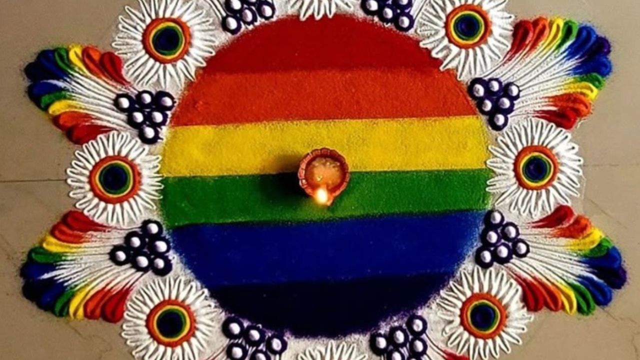  Rangoli Design 2025: પ્રકાશનો તહેવાર દિવાળી નજીક આવી રહ્યો છે. આ તહેવાર દરમિયાન ઘરને રંગોળીથી સજાવવાની એક ખાસ પરંપરા છે. એવું માનવામાં આવે છે કે રંગોળી બનાવવાથી ઘરની સુંદરતામાં વધારો થાય છે અને સાથે સાથે દેવી લક્ષ્મી પણ પ્રસન્ન થાય છે. 
