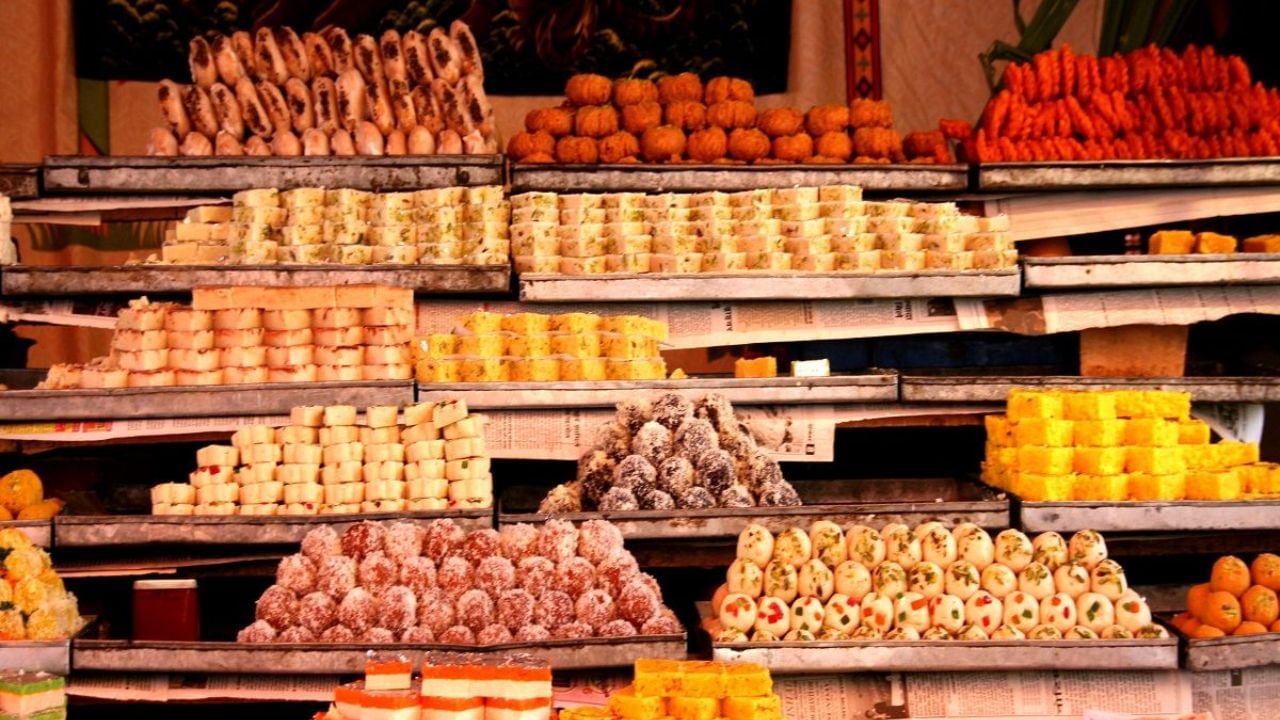 દિવાળી ધનતેરસથી ભાઈબીજ સુધી ચાલે છે. ખરીદી મોટાપાયે થાય છે, જેના કારણે આ સમય દરમિયાન ભેળસેળ ટાળવી મહત્વપૂર્ણ બને છે. FSSAI એ નોઈડામાં મોટી માત્રામાં ભેળસેળયુક્ત પનીર જપ્ત કર્યું. આ આર્ટિકલમાં આપણે પાંચ એવી વસ્તુઓ વિશે જાણીશું જે ખૂબ જ ભેળસેળયુક્ત હોય છે.
