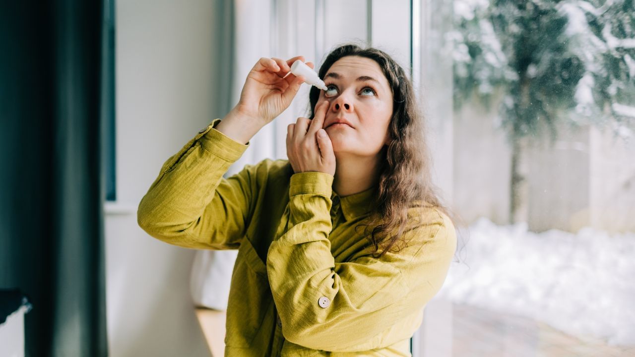 સૂકી આંખોની સમસ્યાથી રાહત મેળવવા માટે જીવનશૈલીમાં થોડા નાના અને સરળ ફેરફારો કરવાથી ઘણો ફાયદો થઈ શકે છે. આ સ્થિતિમાં સુધારો લાવવા માટે નિયમિત રીતે કૃત્રિમ આંસુઓ અથવા આંખોને ભેજ આપતી લુબ્રિકેટિંગ આઈ ડ્રોપ્સનો ઉપયોગ કરવો સૌથી અસરકારક અને સરળ ઉપાય ગણાય છે. ( Credits: Getty Images )