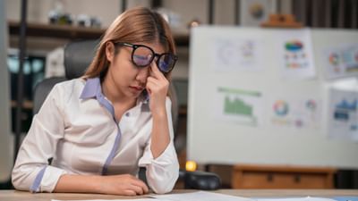 સૂકી આંખોની તકલીફના અનેક કારણો હોઈ શકે છે. સૌથી સામાન્ય કારણોમાં લાંબા સમય સુધી કમ્પ્યુટર, મોબાઇલ અથવા ટેબ્લેટ જેવી સ્ક્રીન સામે કામ કરવું છે. સ્ક્રીન જોતી વખતે આંખો ઝબકવાની ગતિ ઘટે છે, જેના કારણે આંસુ ઝડપથી સૂકાઈ જાય છે. તે સિવાય, એર કંડિશનરવાળા રૂમમાં વધુ સમય રહેવું, હવામાં ધૂળ કે પ્રદૂષણ વધારે હોવું, લાંબા સમય સુધી કોન્ટેક્ટ લેન્સ પહેરવા, અથવા કેટલીક દવાઓ લેવી પણ આ સમસ્યાને વધારી શકે છે. કેટલાક આરોગ્ય સંબંધિત કારણો પણ જવાબદાર હોઈ શકે છે, જેમ કે ડાયાબિટીસ, થાઇરોઇડની તકલીફો અથવા સ્વયંપ્રતિરક્ષા (Autoimmune) રોગો, જે આંખોના સ્વાસ્થ્યને અસર કરે છે. ( Credits: Getty Images )