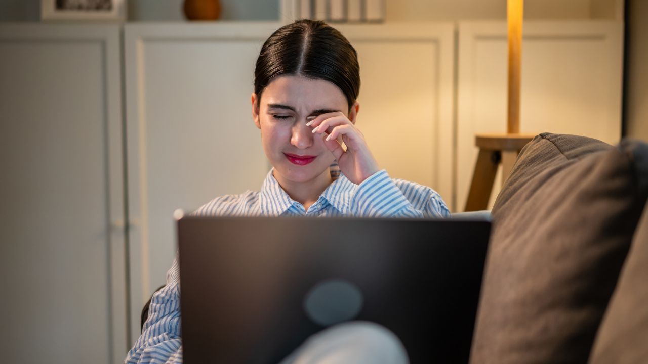 ઓમેગા-૩ ફેટી એસિડથી સમૃદ્ધ આહાર, જેમ કે અળસીના બીજ, અખરોટ અને માછલી, આંખોમાં કુદરતી ભેજ જાળવવામાં મદદ કરે છે. આવા ખોરાક આંસુઓની ગુણવત્તા સુધારીને સૂકી આંખોની સમસ્યા ઘટાડવામાં સહાય કરે છે. ( Credits: Getty Images )