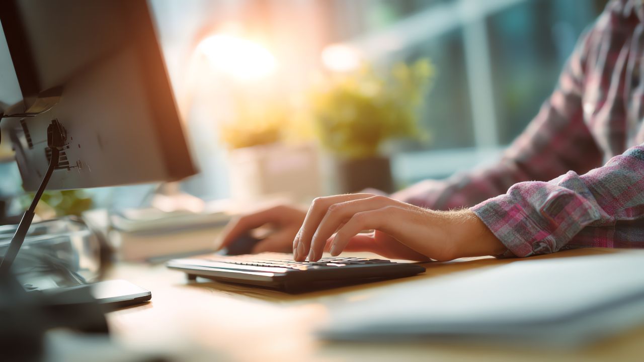 EPFO એ કર્મચારીઓના હિતોનું રક્ષણ કરવા માટે આ યોજના અંગે કડક નિયમો સ્થાપિત કર્યા છે. દરેક કર્મચારી માટે EDLI યોગદાનના 0.5% સમયસર જમા કરાવવાની એકમાત્ર જવાબદારી એમ્પ્લોયરની છે. જો કોઈ એમ્પ્લોયર આમ કરવામાં નિષ્ફળ જાય અથવા બેદરકારી દાખવે, તો દર મહિને 1% દંડ લાદવામાં આવે છે. એમ્પ્લોયરને આ દંડ પોતાના ખિસ્સામાંથી ચૂકવવો પડે છે, જે તેઓ કર્મચારી પાસેથી વસૂલ કરી શકતા નથી.