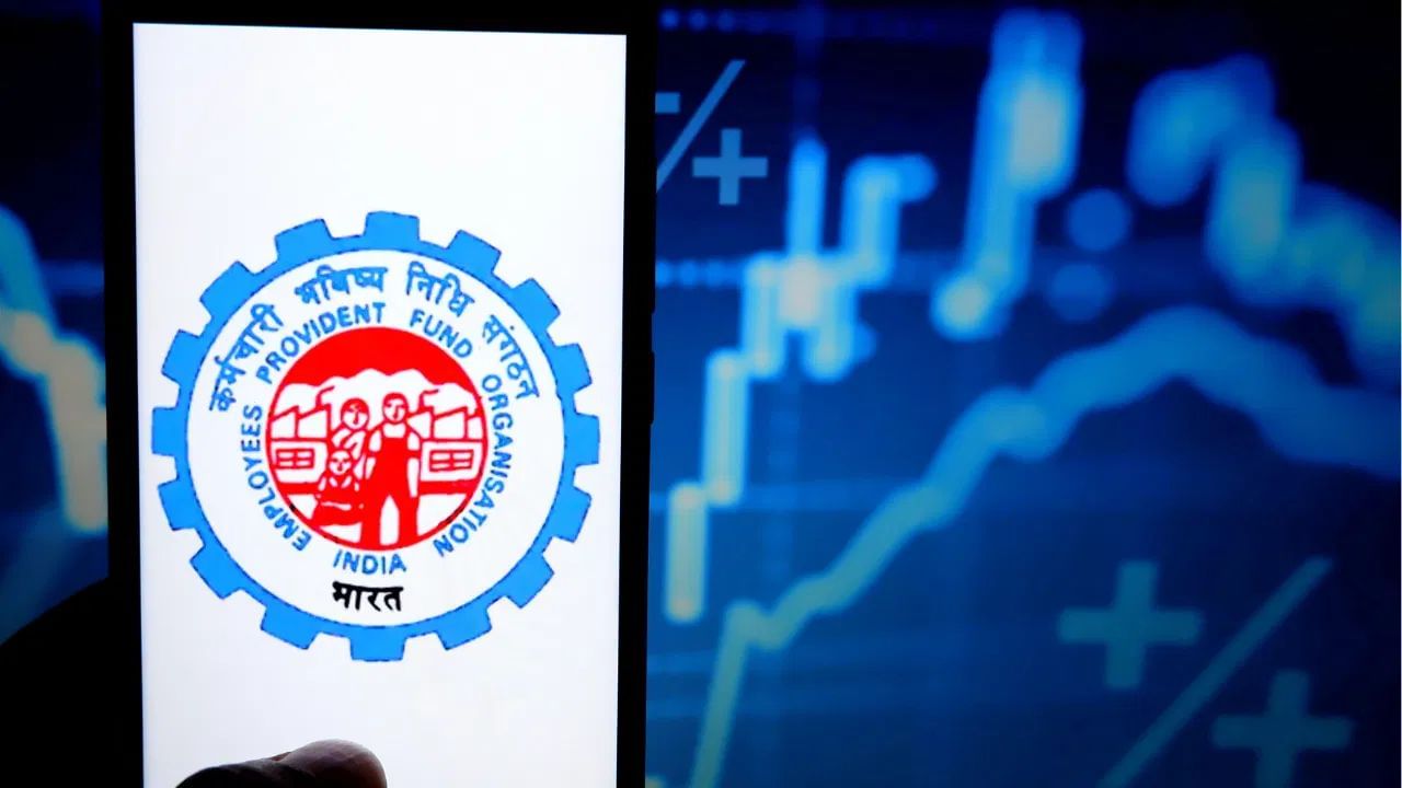 સૌ પ્રથમ EPFO ​​ની સત્તાવાર વેબસાઇટ (https://www.epfindia.gov.in) ની મુલાકાત લો. ત્યારબાદ 'Our Services' વિભાગમાં 'For Employees' પર ક્લિક કરો અને પછી 'Member Passbook' ઓપ્શન પસંદ કરો. 