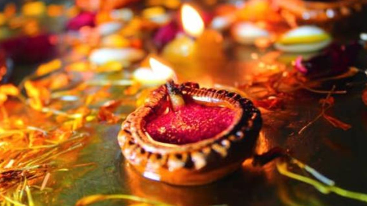 વૃક્ષારોપણ અથવા ડોનેશન કરો: દિવાળી પર એક નવું વૃક્ષ રોપો. તેને સારી રીતે ઉછેરો અને ધ્યાન રાખો.
