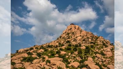 ઇડરનો પ્રાચીન ઉલ્લેખ “ઇલ્વાદુર્ગ” તરીકે થાય છે, જેનો અર્થ “ઇલ્વાનો કિલ્લો” એવો થાય છે. સમયના પ્રવાહ સાથે તેનું નામ બદલાઈને “ઇડર” તરીકે પ્રચલિત થયું. પદ્મ પુરાણ તથા મહાભારત જેવા પ્રાચીન ગ્રંથોમાં પણ આ સ્થળને “ઇલા” નામથી ઓળખવામાં આવ્યું છે, જે તેના ઐતિહાસિક અને ધાર્મિક મહત્વને દર્શાવે છે. (Credits: - Gujarat Tourism)