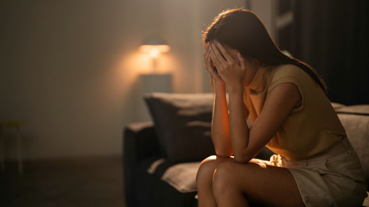 ખરાબ નજરથી બચવા માટે, ખરાબ નજરથી પ્રભાવિત વ્યક્તિ પર લાલ મરચું અને સરસવને પાંચ વખત ફેરવો અને પછી તેને યોગ્ય રીતે દુર કરી નાખો. ( Credits: Getty Images )