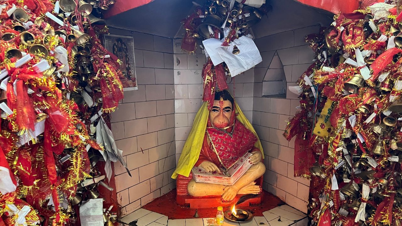 પંચમુખી હનુમાનજીનું લોકેટ પહેર્યા બાદ હનુમાન ચાલીસા અને બજરંગ બાણનો પાઠ કરવો લાભદાયક રહેશે. આ રીત અજમાવવાથી તમે ખરાબ નજરની અસરોમાંથી રાહત અનુભવી શકો છો. ( Credits: Getty Images )