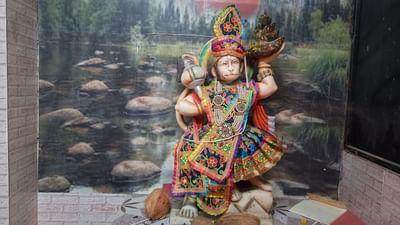 ઘરમાં જે વ્યક્તિ પર ખરાબ નજરનો ભય હોય, તેને પંચમુખી હનુમાનજીનું લોકેટ પહેરવું અનુકૂળ રહેશે. સાથે જ, હનુમાનજીના મંદિર પર જઈને તેમના ખભા પરથી સિંદૂર લઈ કપાળ પર લગાવવું ફાયદાકારક માનવામાં આવે છે.