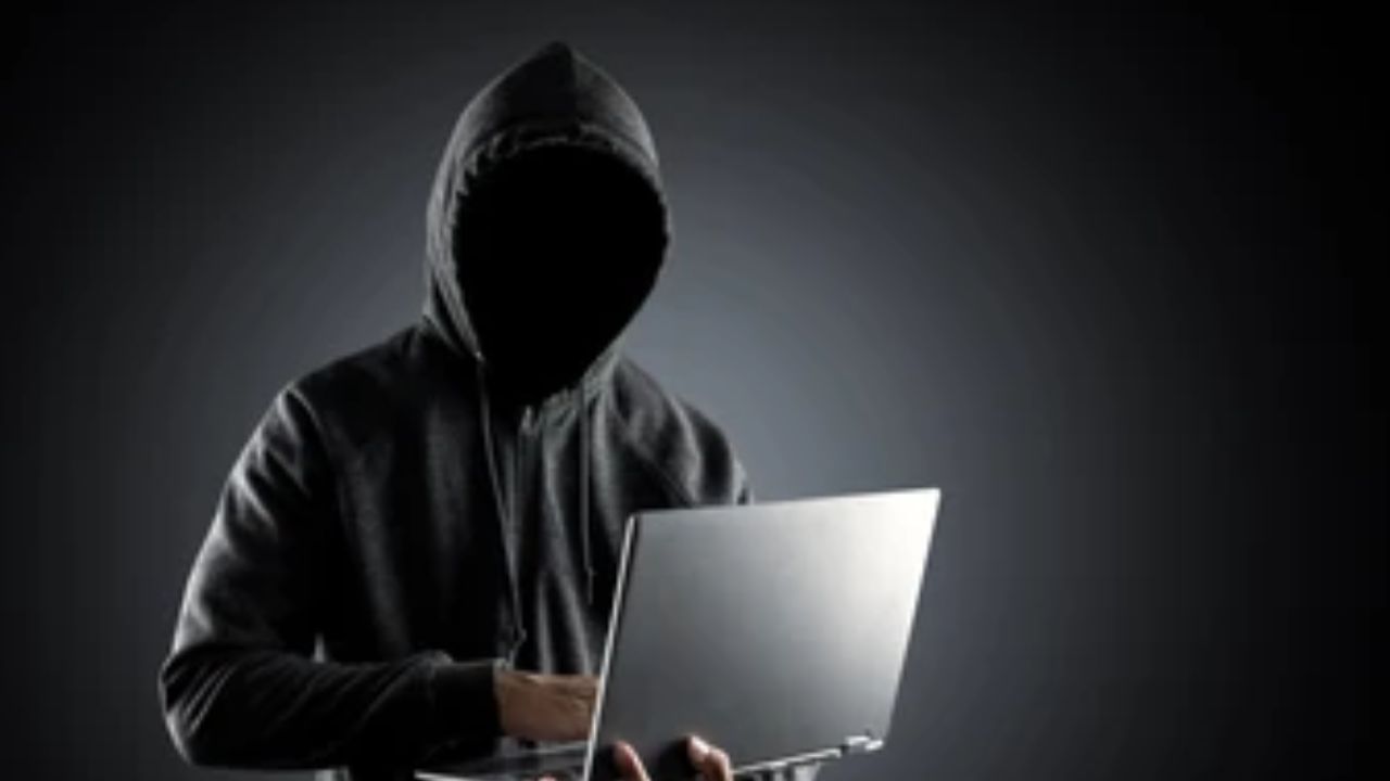 નજીકના પોલીસ સ્ટેશનમાં ફરિયાદ: જો ફેક એકાઉન્ટમાં તમારો ફોટો અથવા વીડિયોનો દુરૂપયોગ કરવામાં આવ્યો હોય તો નજીકના Cyber Cell અથવા પોલીસ સ્ટેશનમાં જઈ ફરિયાદ કરો. તમે Section 66C (identity theft) અને Section 66D (cheating by personation using computer resources) હેઠળ કેસ નોંધાવી શકો છો. જો સ્ત્રીની પ્રતિષ્ઠાને નુકસાન પહોંચાડવાનો પ્રયાસ થયો હોય, તો Section 354A, 354D IPC હેઠળ પણ ગુનો બની શકે છે.
