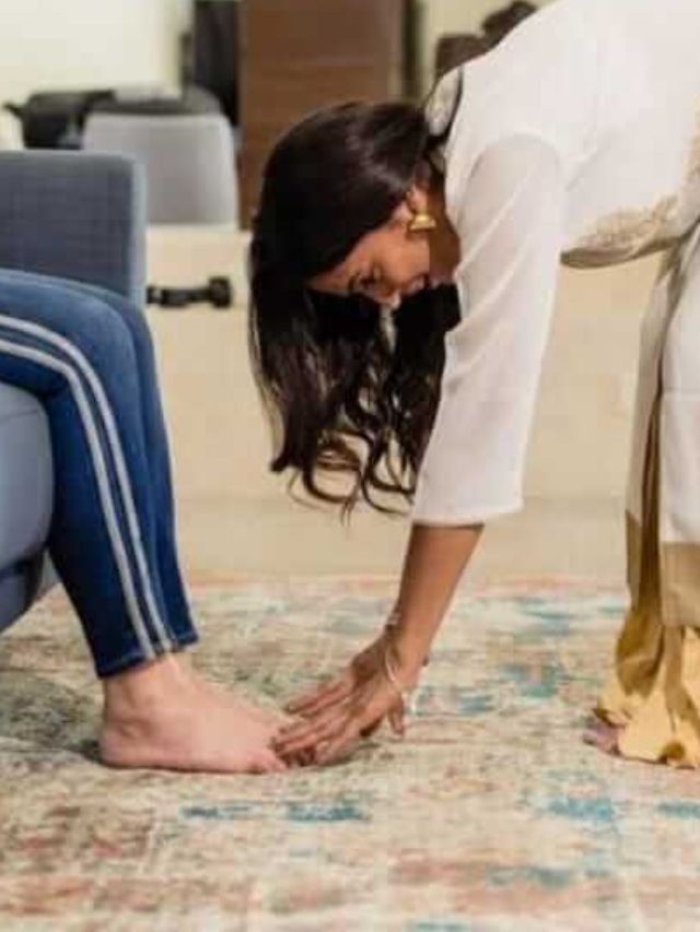 શું પગ સ્પર્શ કરવાથી વ્યક્તિના પુણ્યનો નાશ થાય છે? જાણો