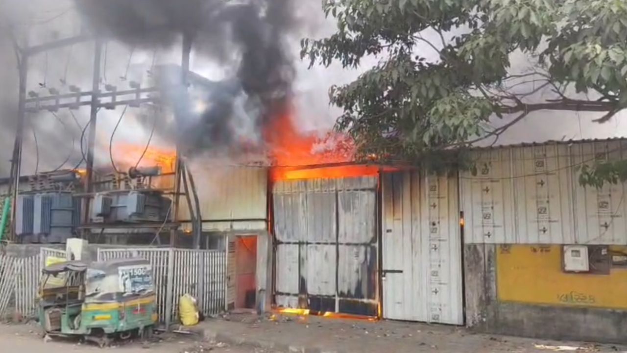 Massive fire breaks out at scrap and yarn godown in Limbayat area Surat Video