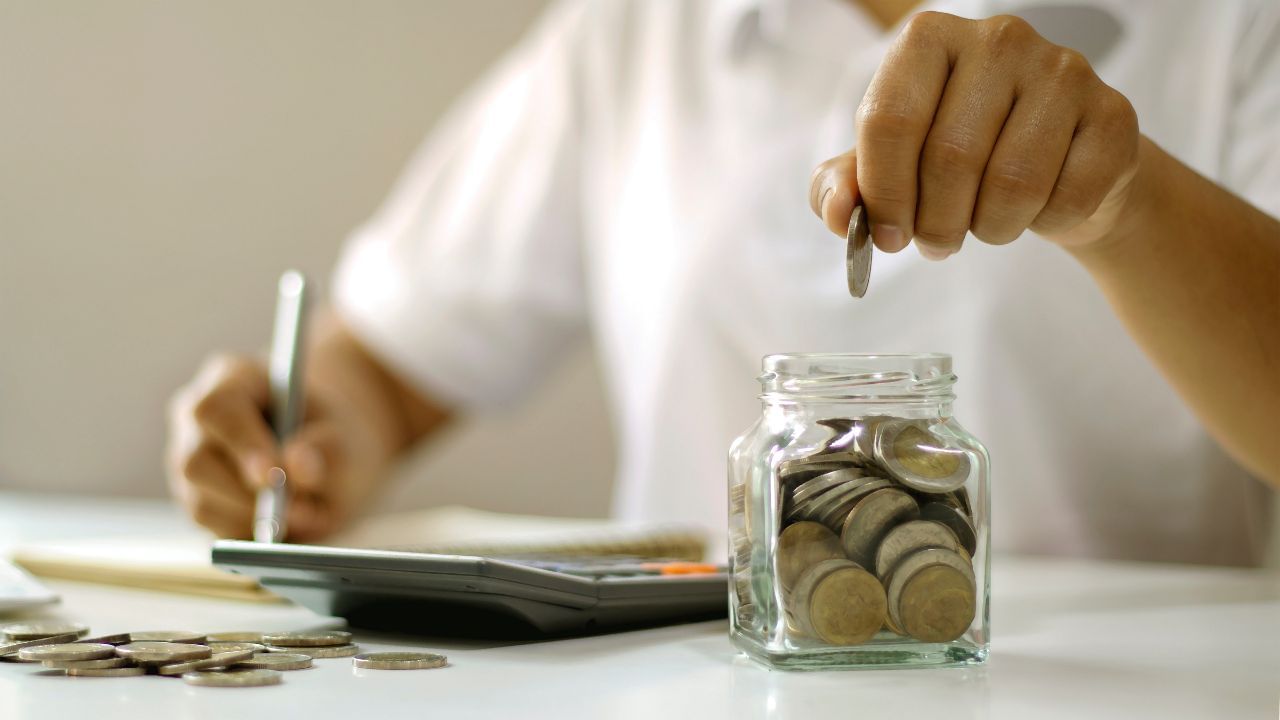 FD અને RD બંને પર મળતા વ્યાજ પર આવકવેરો ચૂકવવાપાત્ર છે. જો તમારી વાર્ષિક આવક ટેક્સ સ્લેબમાં આવે છે, તો વ્યાજને આવક તરીકે ગણવામાં આવે છે. જો કે, કર બચાવવા માટે, તમે કર-બચત FD (5-વર્ષ) પસંદ કરી શકો છો.