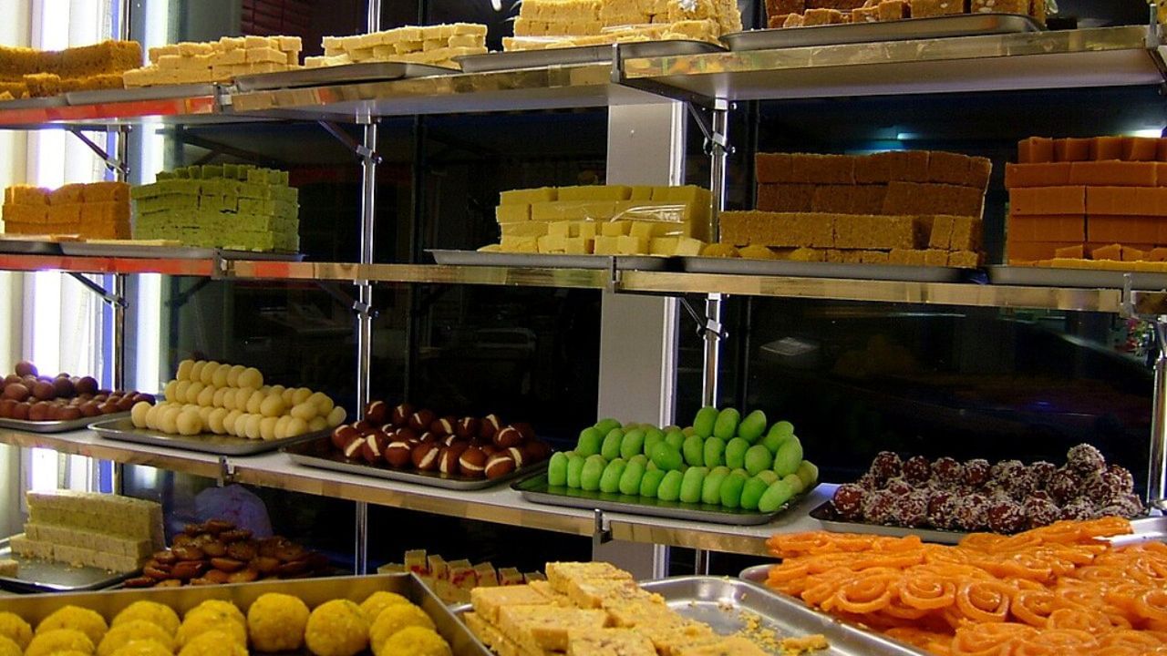 તહેવારોની મોસમ દરમિયાન ખાદ્ય ચીજો ખરીદતી વખતે ખૂબ કાળજી રાખવી જોઈએ. કારણ કે આ સમય દરમિયાન ખાદ્ય ચીજોની માગ વધુ હોય છે, જેના કારણે વ્યાપક ભેળસેળ થાય છે. દિવાળી દરમિયાન મોટાભાગના લોકો પાંચ લોકપ્રિય વસ્તુઓ ખરીદે છે અને તેમાં ભેળસેળ હોવાની શક્યતા વધુ હોય છે. 
