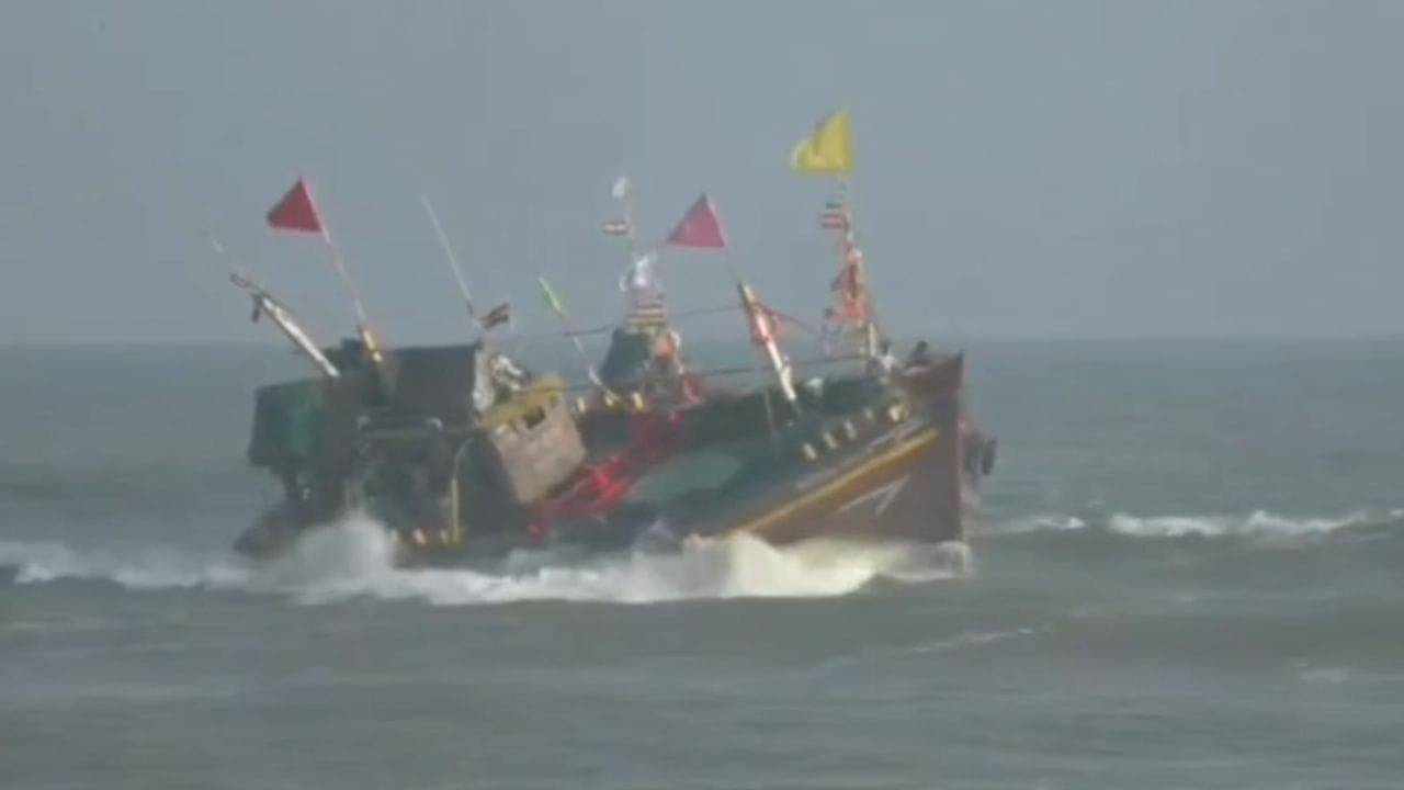 Cyclone Shakti : દરિયામાં તોફાની કરંટ જોવા મળ્યો, વેરાવળની 2 હજાર જેટલી બોટ સંપર્ક વિહોણી, જુઓ Video