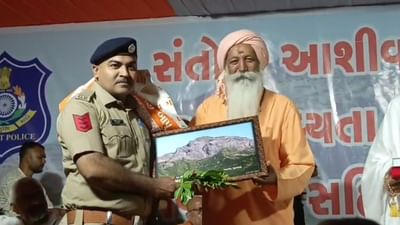 Junagadh : ગોરખનાથની મૂર્તિ તોડવાના કેસમાં સાધુ-સંતોએ પોલીસ અધિકારીઓ અને કર્મચારીનું કર્યું સન્માન,જુઓ Video