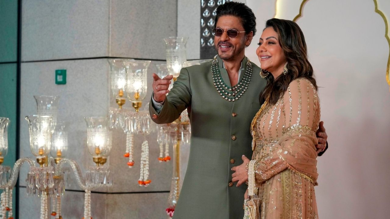 ગૌરી 14 વર્ષની હતી. જ્યારે તે પહેલી વખત શાહરુખ ખાનને મળી હતી. બંન્નેની પહેલી મુલાકાત દિલ્હીમાં એક પાર્ટીમાં થઈ હતી. તે સમયે શાહરુખ ખાનની ઉંમર 19 વર્ષની હતી. શાહરુખ ખાન પહેલી નજરમાં જ ગૌરીના પ્રેમમાં પડ્યો હતો.