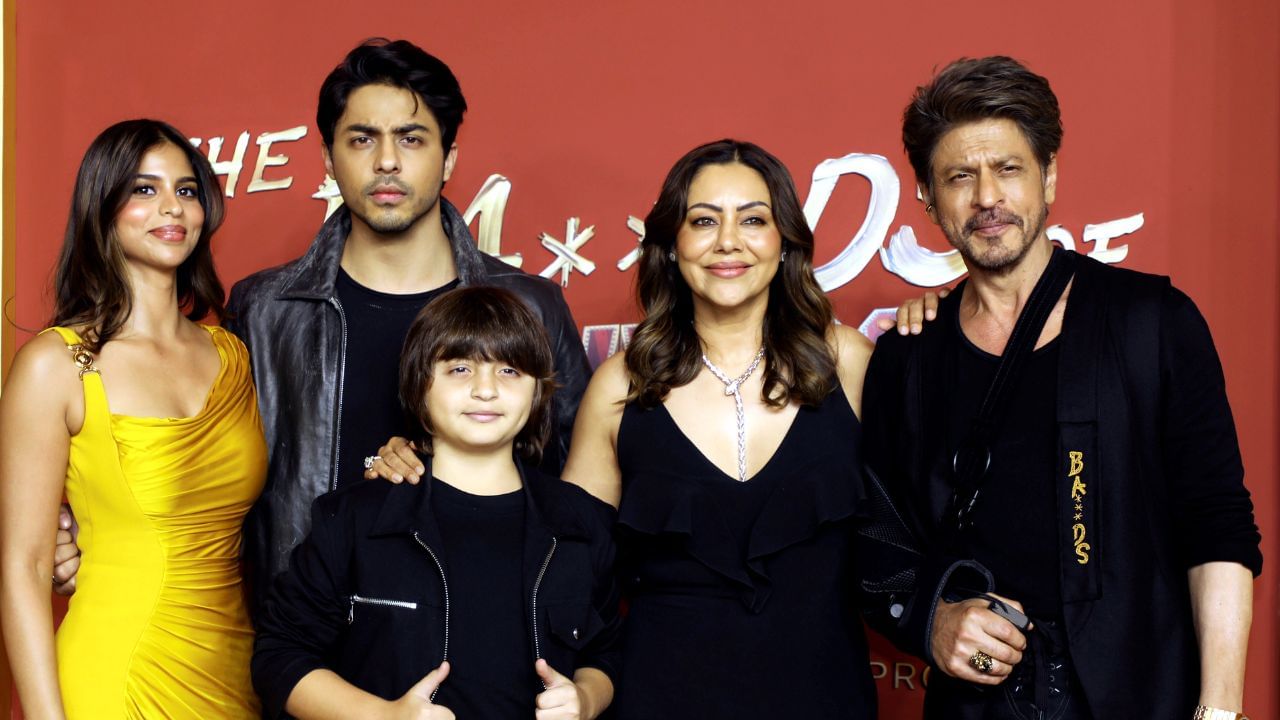 અભિનેતા ગૌરી પહેલા કોઈને ડેટ કરતો ન હતો. હવે બંન્નેના બાળકો પણ એન્ટરટેનમેન્ટ ઈન્ડસ્ટ્રીમાં એન્ટ્રી કરી ચૂક્યા છે. સુહાનાએ એક્ટિંગ ફિલ્ડ પસંદ કર્યું તો આર્યને આ વર્ષે વેબ સીરિઝ ધ બૈડસ ઓફ બોલિવુડથી પોતાનું ડાયરેકર તરીકે ડેબ્યુ કર્યું છે. હવે સુહાના પિતા શાહરુખ ખાન સાથે કિંગમાં જોવા મળશે.