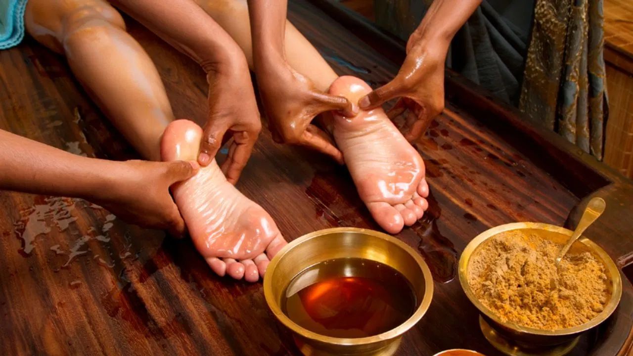 तिल का तेल मालिश के लिए बेहतरीन माना जाता है। यह त्वचा को पोषण देता है और हड्डियों को मज़बूत बनाता है। सरसों का तेल सर्दी-ज़ुकाम से बचाता है, रक्त संचार बेहतर करता है और मांसपेशियों के दर्द से राहत देता है। सरसों का तेल ठंड के मौसम में ख़ास तौर पर फ़ायदेमंद होता है क्योंकि यह शरीर में गर्मी पैदा करता है।